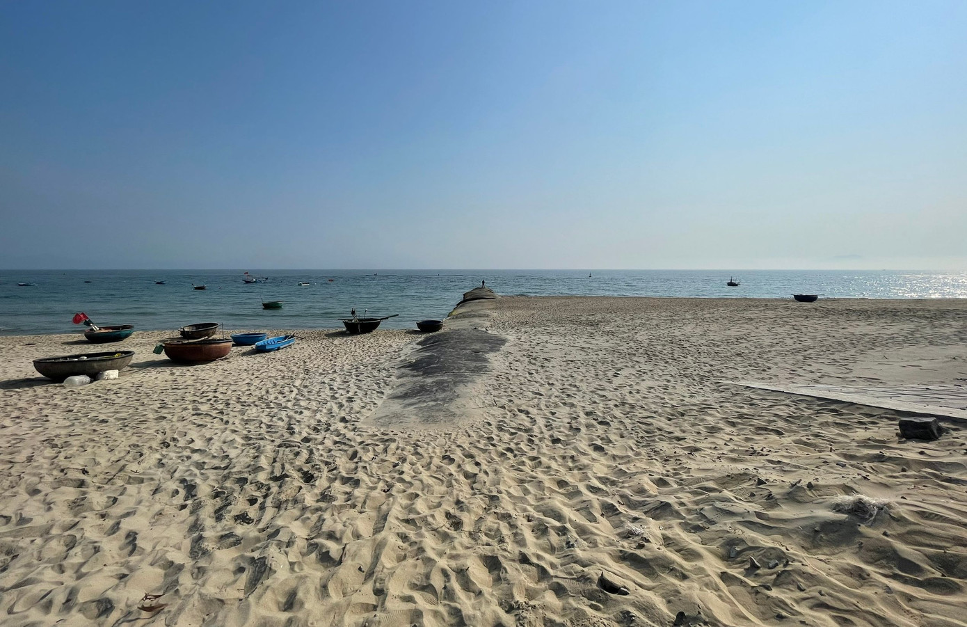 Hiện trạng nơi con tàu xuất hiện đã bị cát bồi lấp.