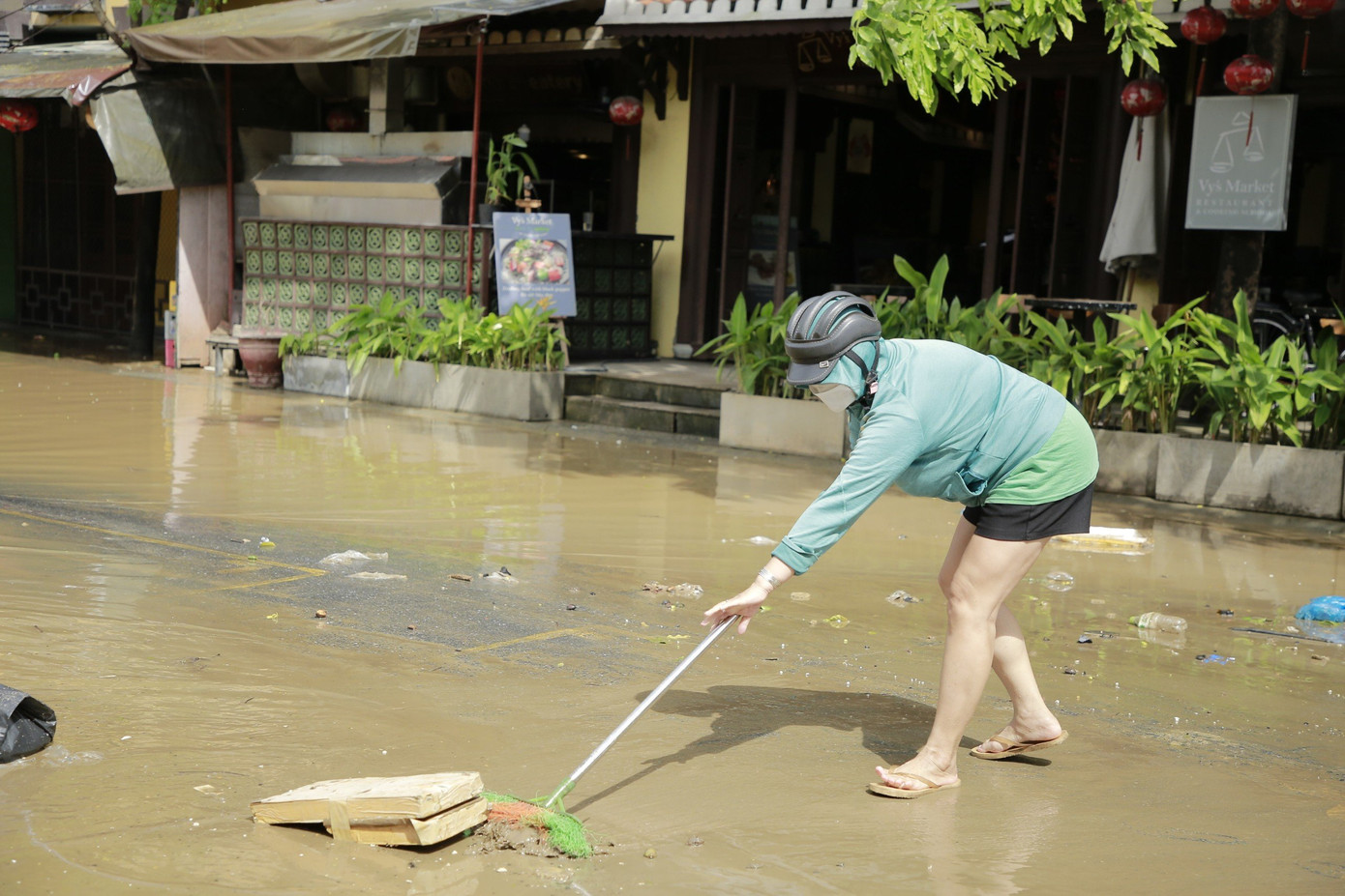 Việc dọn dẹp hết sức khẩn trương vì nếu để lâu bùn càng bết dính.