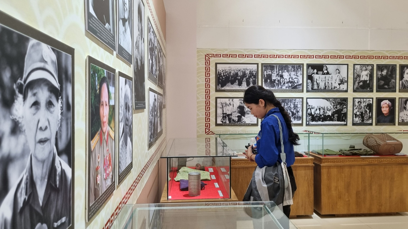 Các kỷ vật còn lại là những báu vật vô giá, kể lại với lớp người sau về những trang sử hào hùng của dân tộc Việt Nam. Các kỷ vật còn lại là những báu vật vô giá, kể lại với lớp người sau về những trang sử hào hùng của dân tộc Việt Nam.