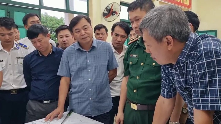 Nỗ lực tận dụng khoảng thời gian vàng để tìm các ngư dân mất tích. Ảnh: Hoài Văn