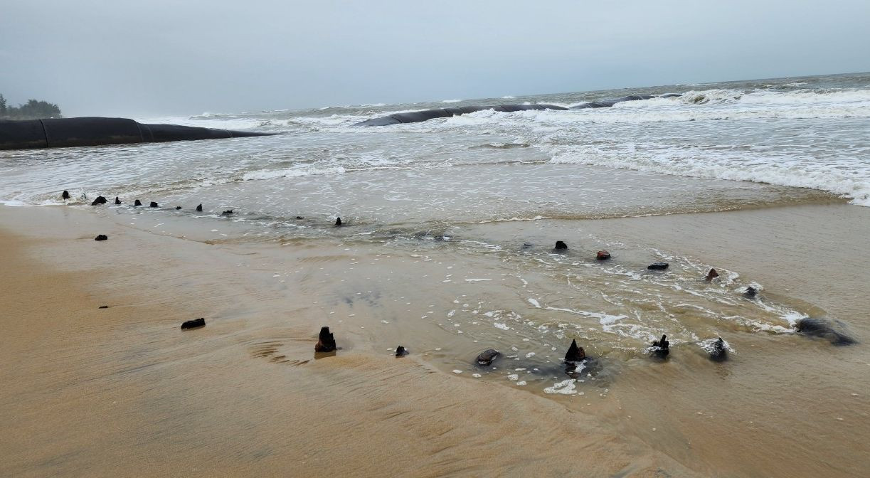 Hình ảnh con tàu nghi tàu cổ trồi lên ở gần bờ biển Hội An.