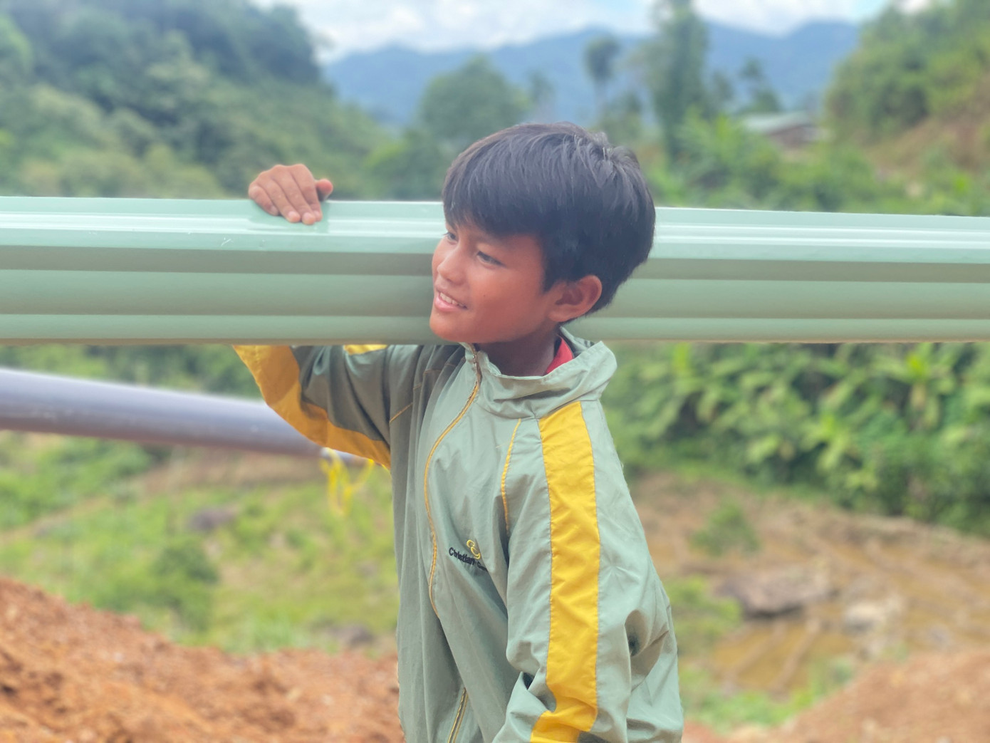 Những em nhỏ cũng tham gia.