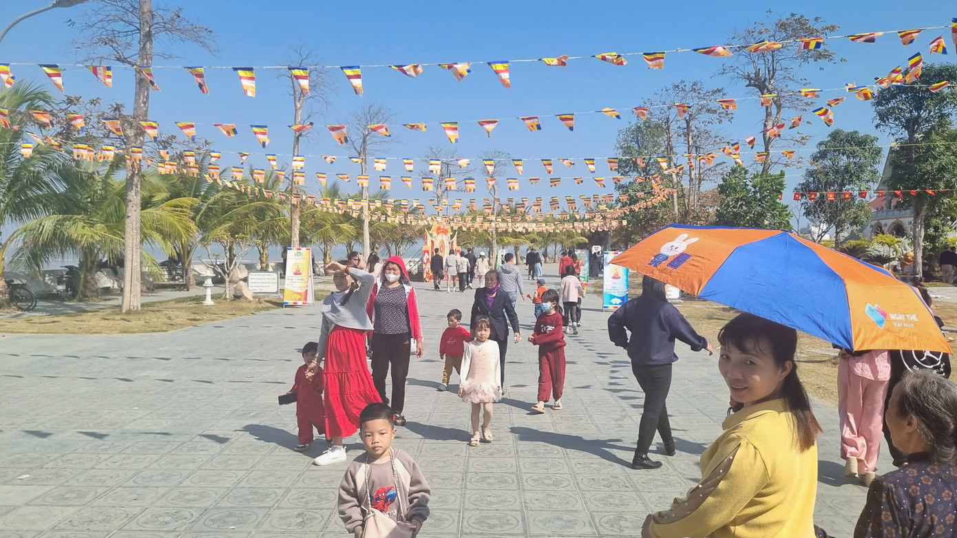 Chùa mở cửa quanh năm, vào dịp lễ, Tết nơi đây nhộn nhịp vì đông đảo người dân và du khách đến tham quan. Ghi nhận ngày đầu năm mới 2025 rất đông du khách và người dân đổ về đây tham quan. Chùa mở cửa quanh năm, vào dịp lễ, Tết nơi đây nhộn nhịp vì đông đảo người dân và du khách đến tham quan. Ghi nhận ngày đầu năm mới 2025 rất đông du khách và người dân đổ về đây tham quan.