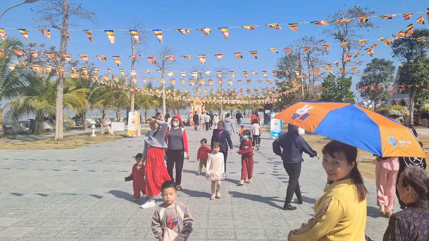 Chùa mở cửa quanh năm, vào dịp lễ, Tết nơi đây nhộn nhịp vì đông đảo người dân và du khách đến tham quan. Ghi nhận ngày đầu năm mới 2025 rất đông du khách và người dân đổ về đây tham quan. Chùa mở cửa quanh năm, vào dịp lễ, Tết nơi đây nhộn nhịp vì đông đảo người dân và du khách đến tham quan. Ghi nhận ngày đầu năm mới 2025 rất đông du khách và người dân đổ về đây tham quan.