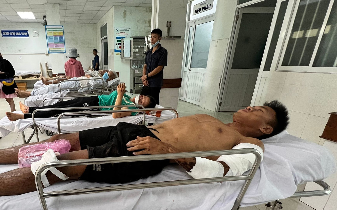 Các nạn nhân bị thương được đưa vào cấp cứu tại Bệnh viện Đa khoa Quảng Nam. Ảnh: Hoài Văn Các nạn nhân bị thương được đưa vào cấp cứu tại Bệnh viện Đa khoa Quảng Nam. Ảnh: Hoài Văn