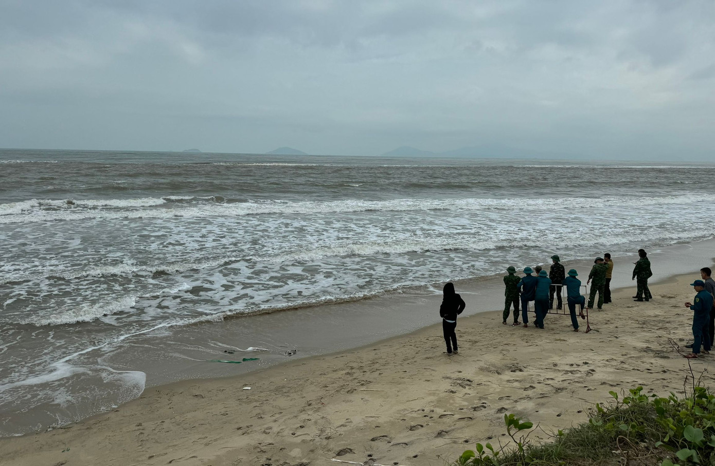 Lực lượng được cử đến bảo vệ hiện trường và tìm hiểu thông tin về con tàu.