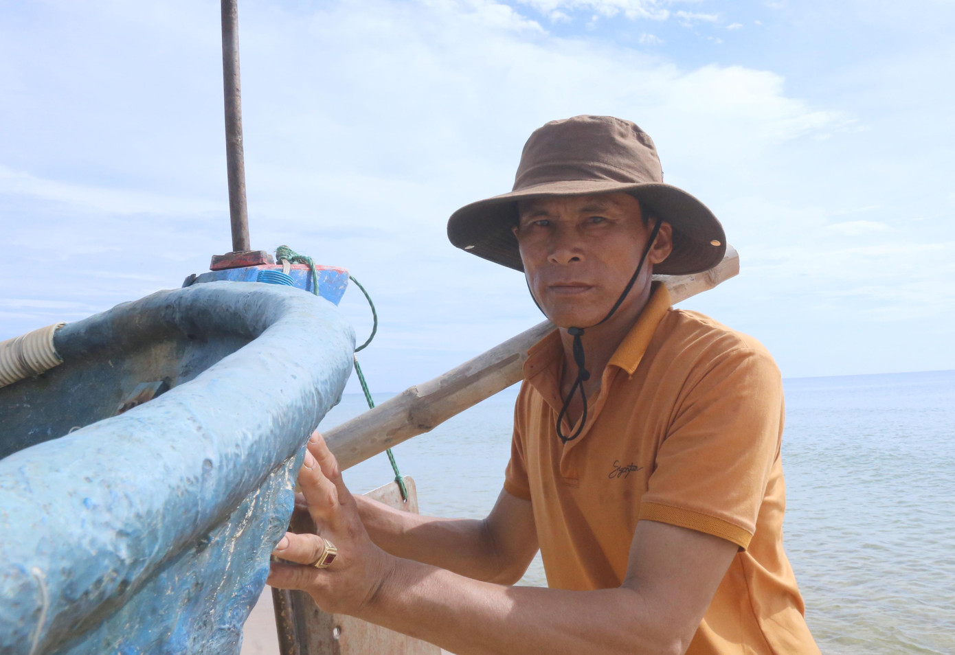 Ông Trần Văn Nam, người cứu sống 5 nạn nhân vụ chìm tàu. Ông Trần Văn Nam, người cứu sống 5 nạn nhân vụ chìm tàu.