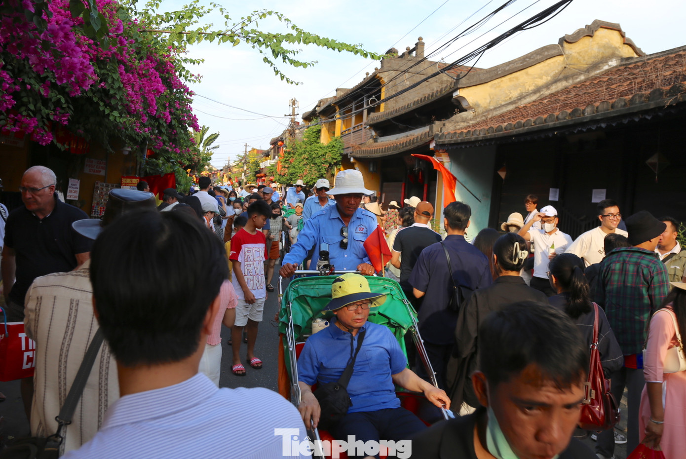 Dòng người đổ về Hội An mỗi lúc một đông. Ảnh: Hoài Văn