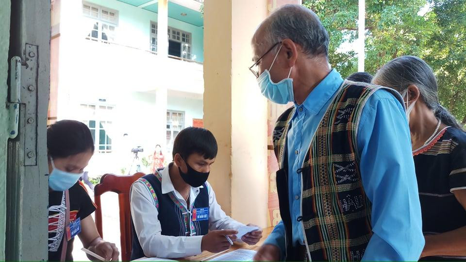 Cử tri đồng bào dân tộc thiểu số tham gia bầu cử.