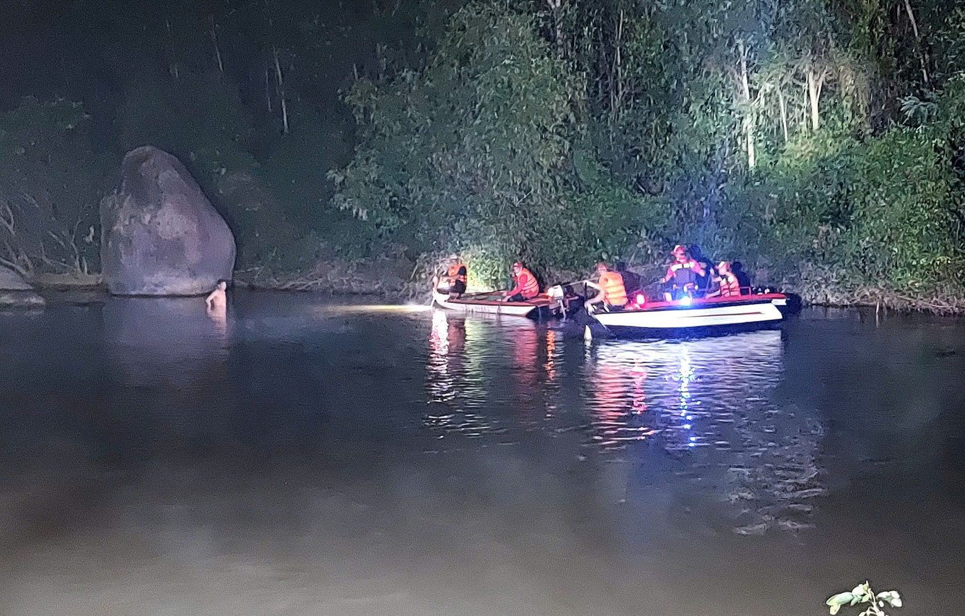 Lực lượng chức năng tìm kiếm nạn nhân mất tích. Ảnh CTV Lực lượng chức năng tìm kiếm nạn nhân mất tích. Ảnh CTV