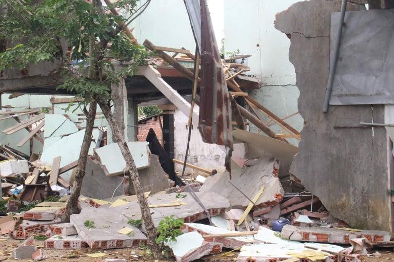 Ngôi nhà sập hoàn toàn. Ngôi nhà sập hoàn toàn.