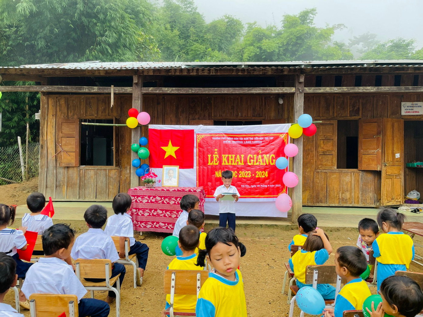 Lễ khai giảng trên nền đất đơn sơ nhưng ấm áp.