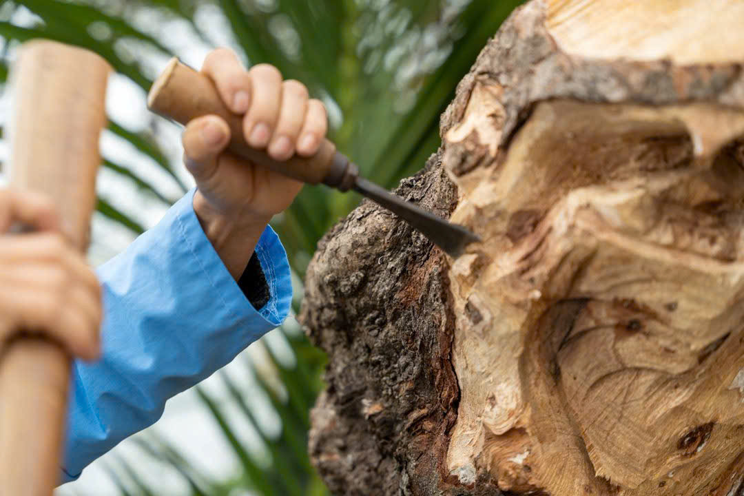 Nghệ nhân làng mộc Kim Bồng trình nghề điêu khắc mộc.