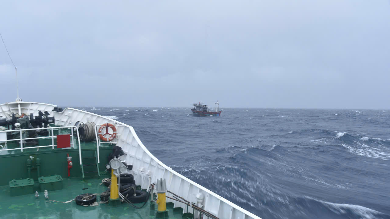 Bộ Tư lệnh Vùng Cảnh sát biển 2 kịp thời cứu nạn 3 tàu cá gặp nạn trên biển trong bão số 1. Bộ Tư lệnh Vùng Cảnh sát biển 2 kịp thời cứu nạn 3 tàu cá gặp nạn trên biển trong bão số 1.