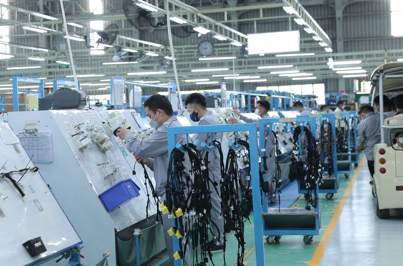 Công nhân làm việc trong một nhà máy tại Quảng Nam. Ảnh: Hoài Văn. Công nhân làm việc trong một nhà máy tại Quảng Nam. Ảnh: Hoài Văn.