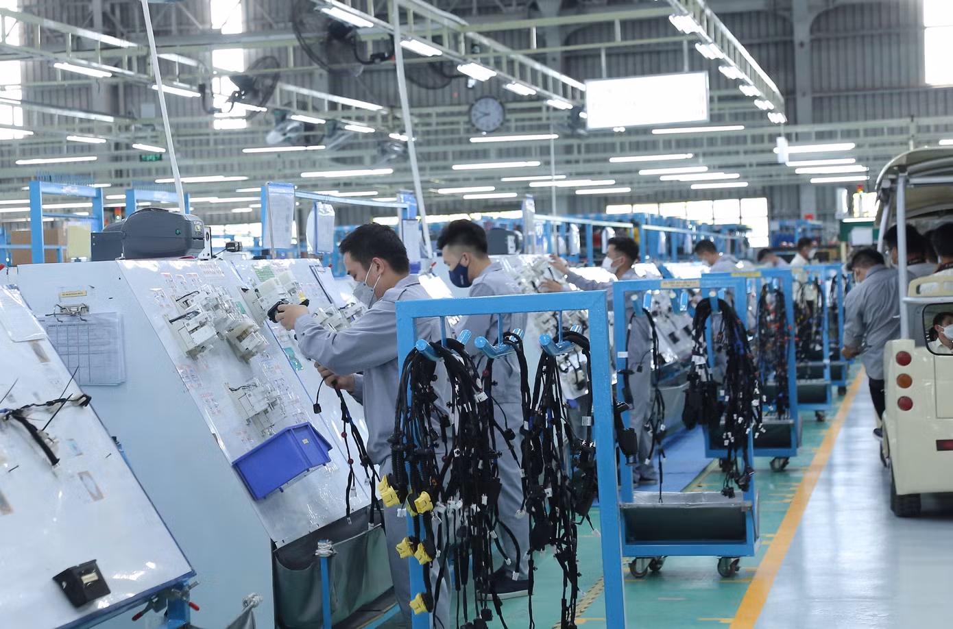 Công nhân làm việc trong một nhà máy tại Quảng Nam. Ảnh: Hoài Văn. Công nhân làm việc trong một nhà máy tại Quảng Nam. Ảnh: Hoài Văn.