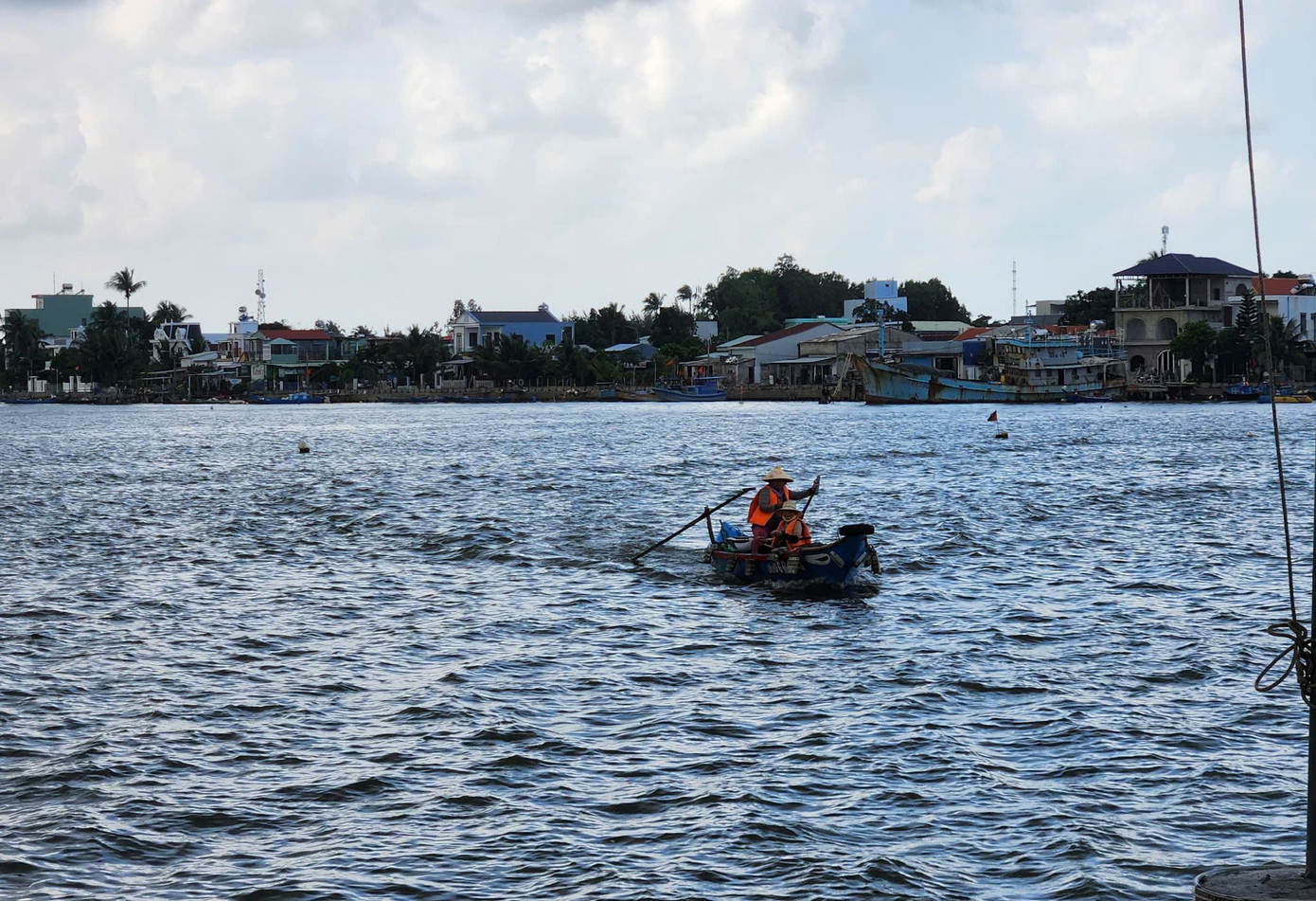 Dân xã đảo mệt mỏi vì 'cụ' phà liên tục hỏng, phải cậy chiếc ghe nhỏ để qua sông.