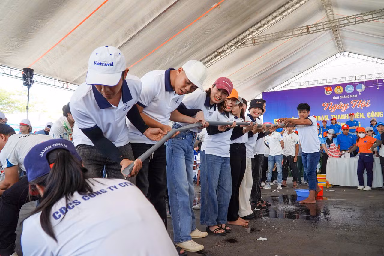 Đoàn viên, thanh niên công nhân hào hứng tham gia các trò chơi tại ngày hội.
