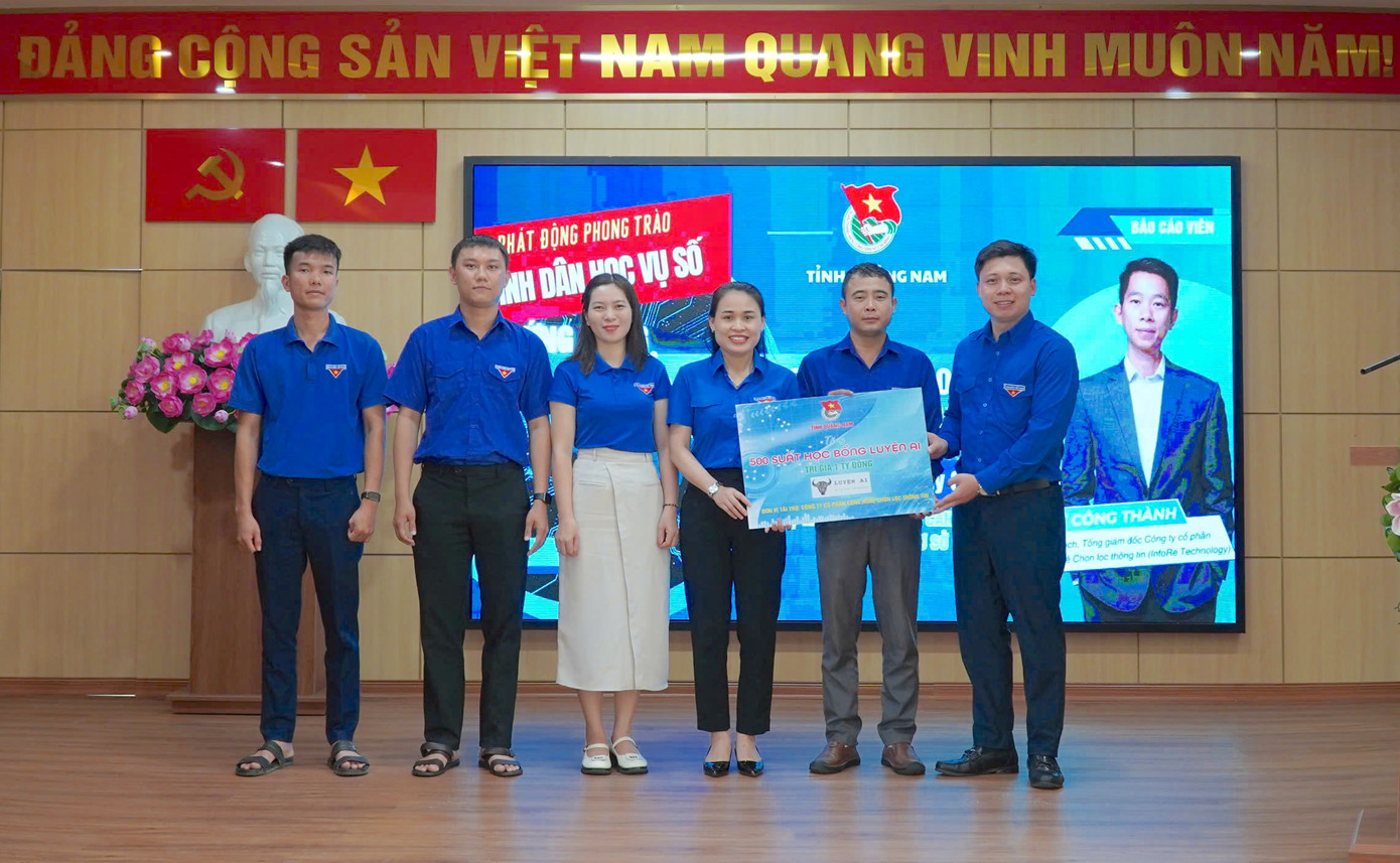 Trao tặng 500 suất học bổng “Luyện AI” trị giá 1 tỷ đồng dành cho cán bộ Đoàn các cấp tại Quảng Nam.