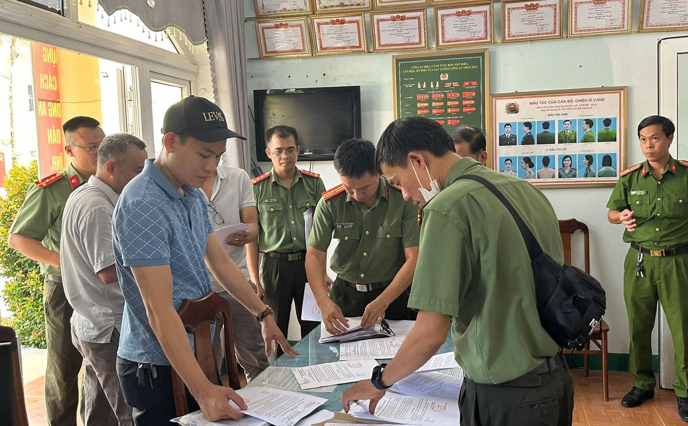 Công an tống đạt các quyết định bắt tạm giam 45 đối tượng liên quan. Ảnh CA