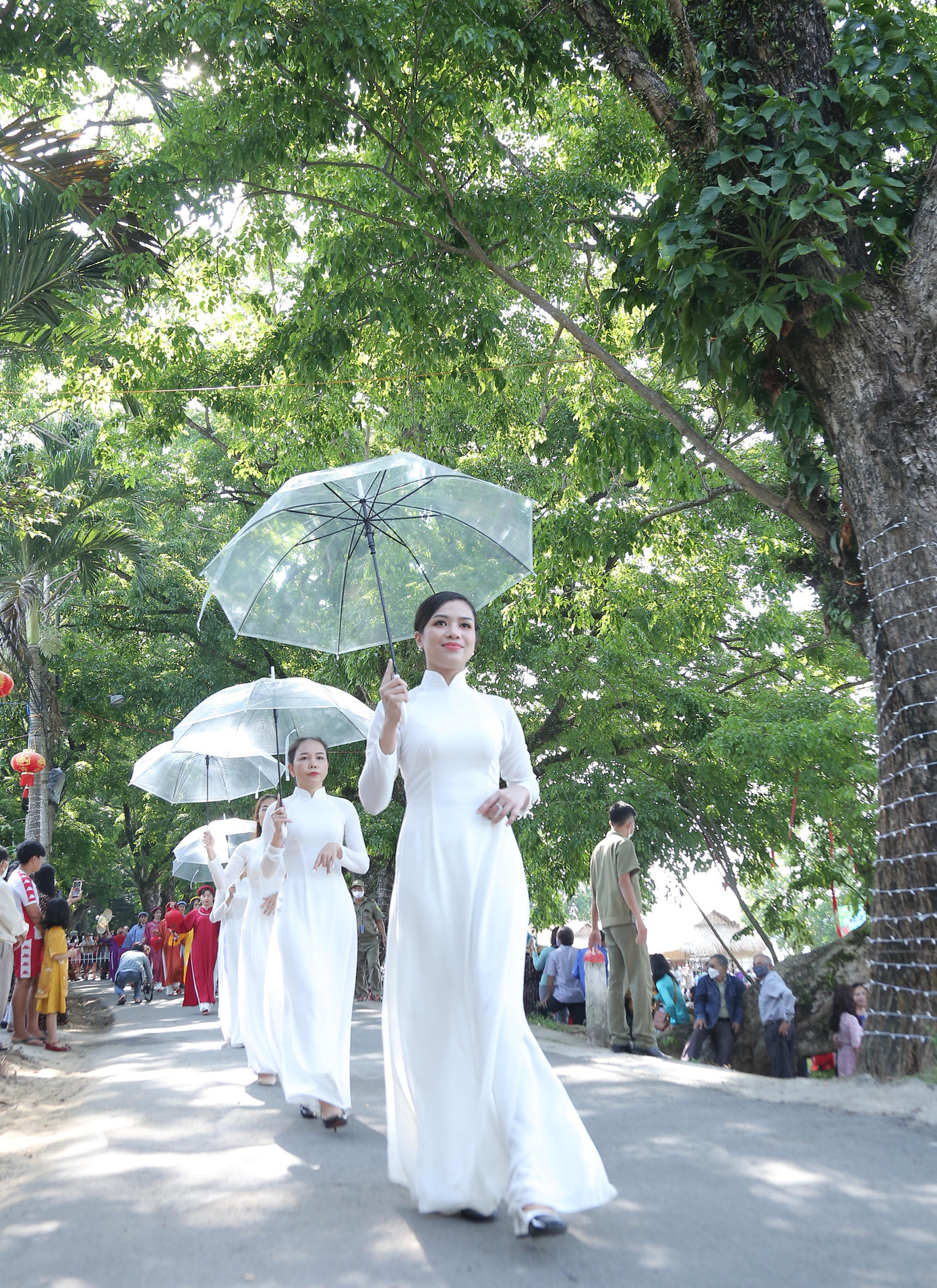 Trình diễn áo dài tại Lễ hội hoa sưa. Ảnh Hoài Văn.