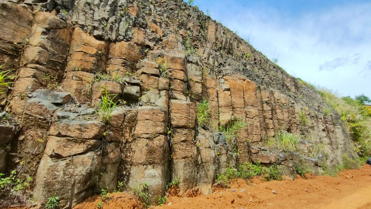 Nơi phát lộ núi đá độc đáo này còn hoang sơ, ít người biết đến.
