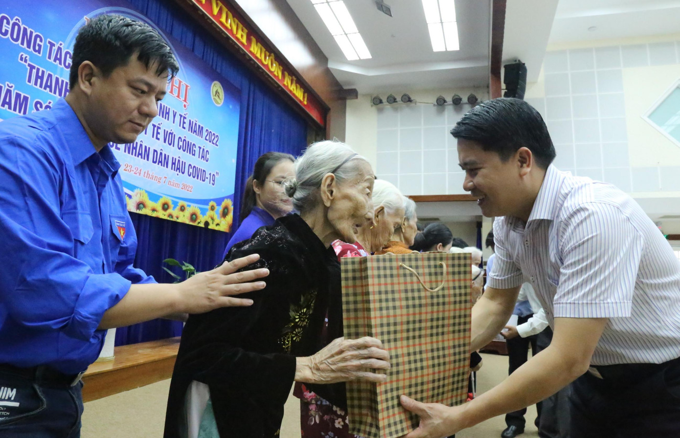 Tặng quà tri ân Mẹ Việt Nam anh hùng nhân kỷ niệm 75 năm Ngày Thương binh liệt sĩ. Tặng quà tri ân Mẹ Việt Nam anh hùng nhân kỷ niệm 75 năm Ngày Thương binh liệt sĩ.