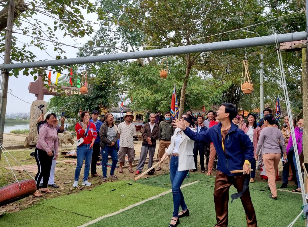 ... và tham gia trò chơi dân gian.