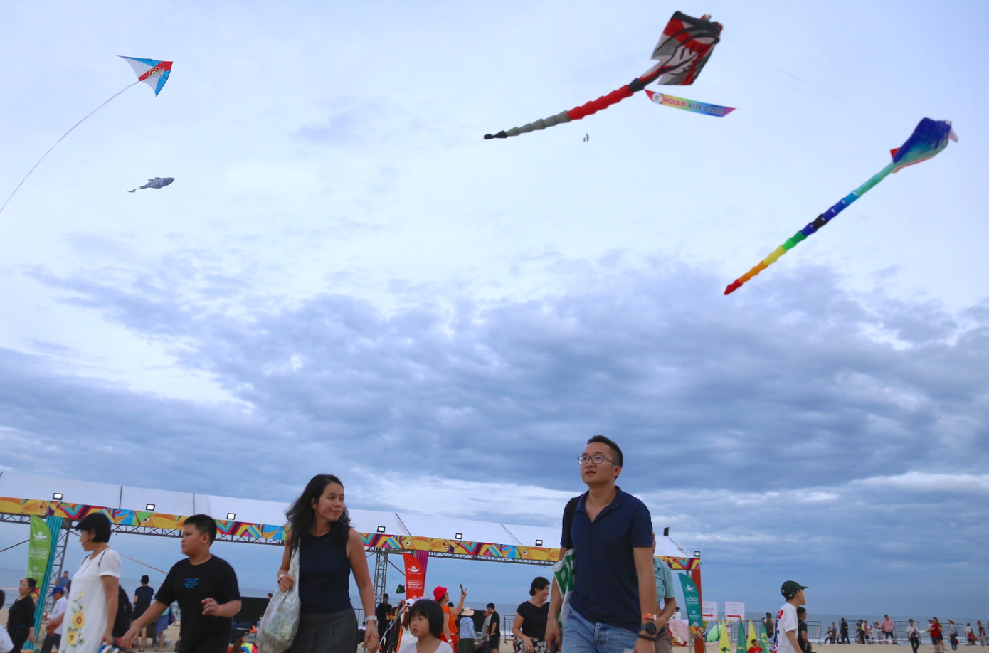 Hàng trăm con diều nghệ thuật bay trên bầu trời khiến du khách thích thú. Hàng trăm con diều nghệ thuật bay trên bầu trời khiến du khách thích thú.