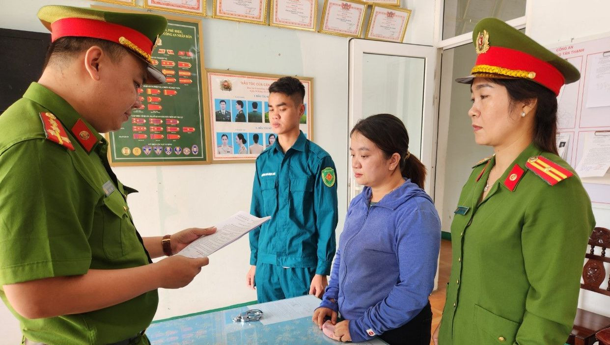 Công an đọc lệnh bắt tạm giam đối với Nguyễn Thị Diễm My. Ảnh CA