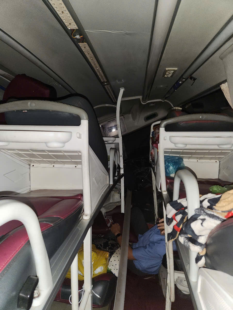 Đồ đạc đổ vỡ, người rơi từ giường ngủ tầng 2 xuống sàn sau cú va chạm.