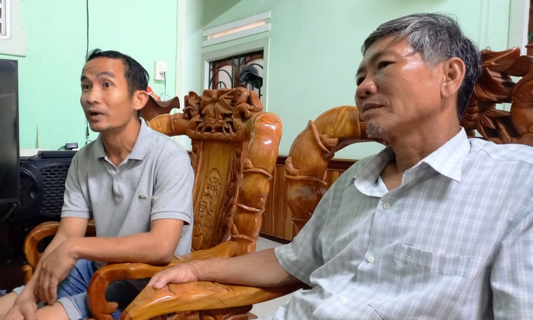 Anh Lương Văn Công - em trai thuyền trưởng Lương Văn Viên nghỉ làm, ở nhà mong tin từ cứu nạn. Anh Lương Văn Công - em trai thuyền trưởng Lương Văn Viên nghỉ làm, ở nhà mong tin từ cứu nạn.