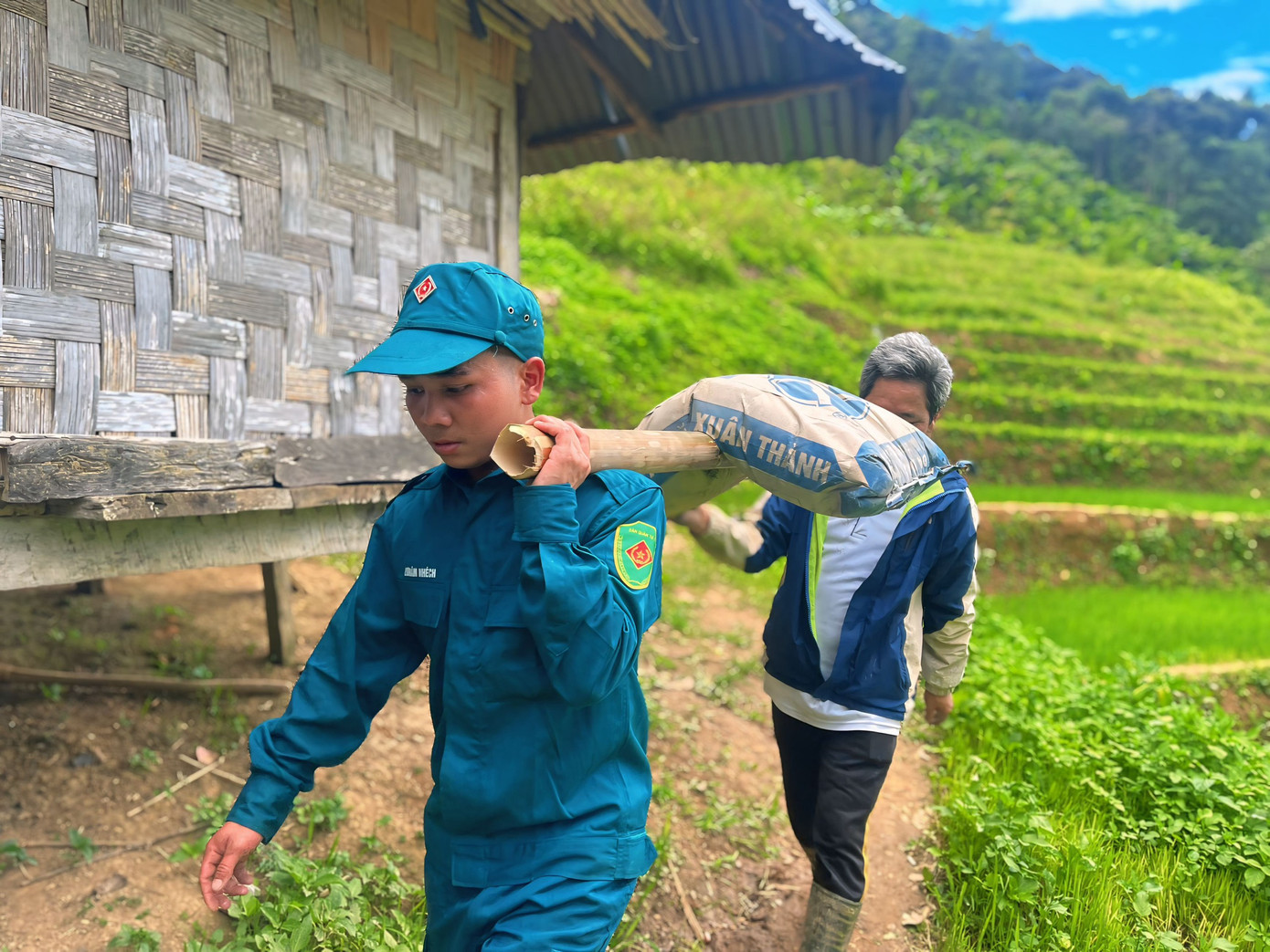 Ngoài ra có sự hỗ trợ của lực lượng bộ đội biên phòng, quân sự, công an huyện Tây Giang. Công trình dự kiến sẽ hoàn thành trong khoảng nửa tháng.