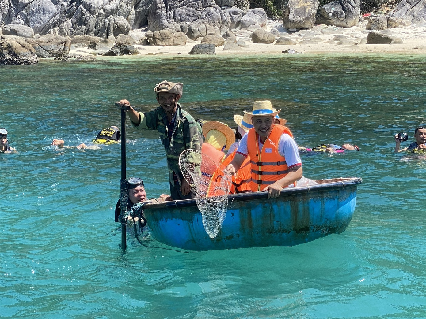 Du khách hưởng ứng hoạt động vớt rác trên biển Cù Lao Chàm.