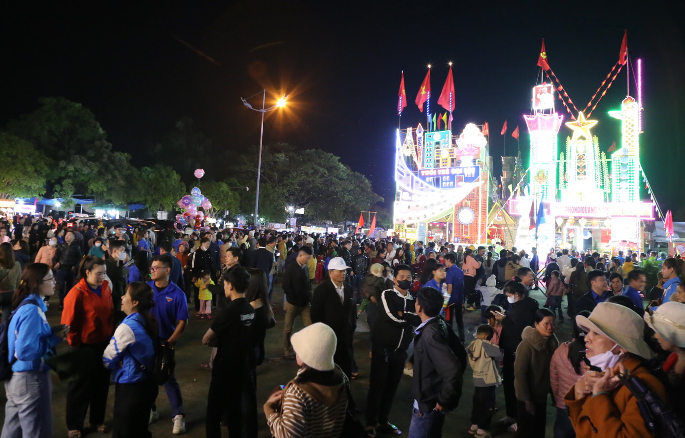 Hội trại thu hút sự quan tâm của đông đảo bạn trẻ và người dân. Hội trại thu hút sự quan tâm của đông đảo bạn trẻ và người dân.