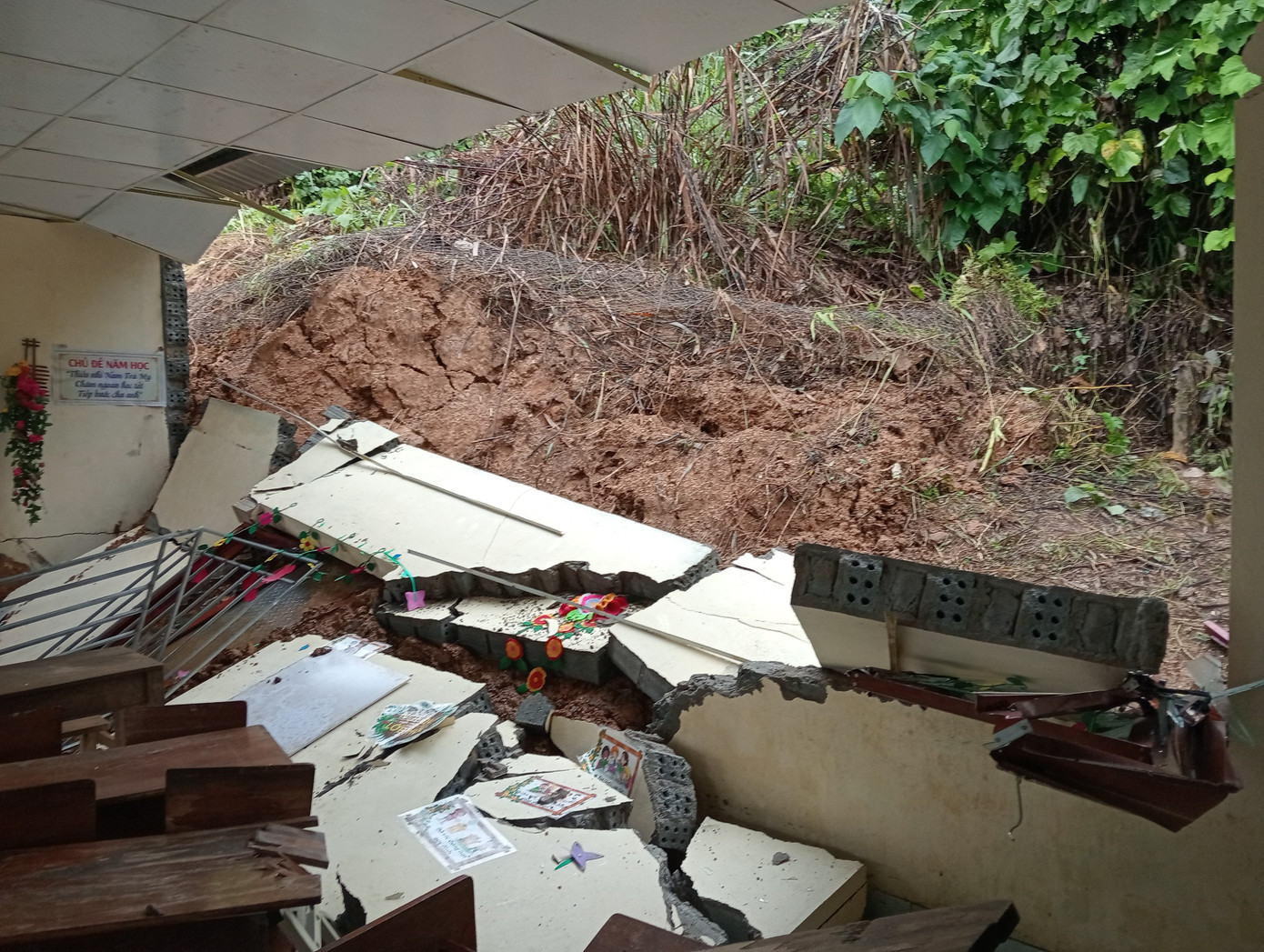 Hình ảnh điểm trường bị sạt lở. Ảnh: T. L Hình ảnh điểm trường bị sạt lở. Ảnh: T. L