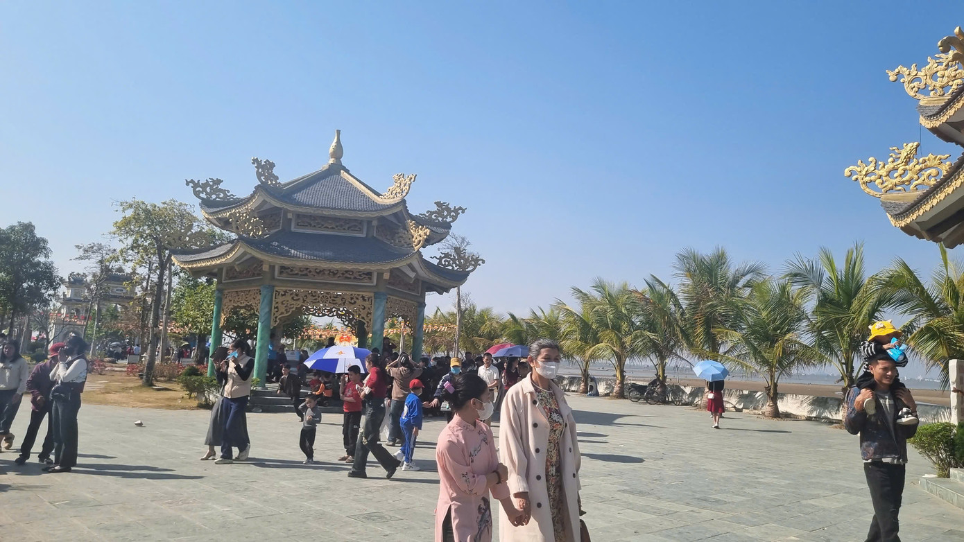 Ngôi chùa có kiến trúc đẹp, view hướng ra biển là điểm đến của đông người dân và du khách. Ngôi chùa có kiến trúc đẹp, view hướng ra biển là điểm đến của đông người dân và du khách.