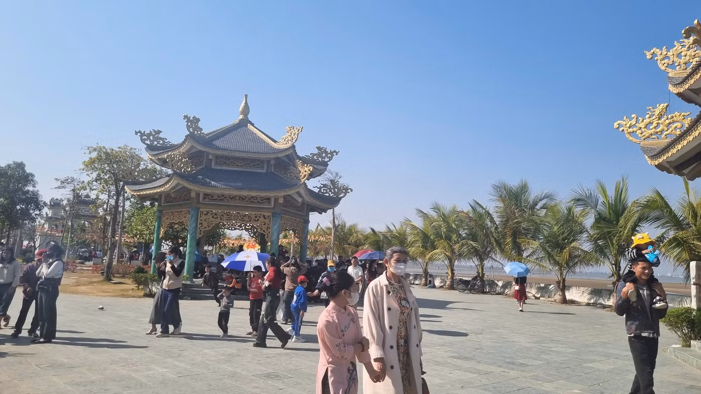 Ngôi chùa có kiến trúc đẹp, view hướng ra biển là điểm đến của đông người dân và du khách. Ngôi chùa có kiến trúc đẹp, view hướng ra biển là điểm đến của đông người dân và du khách.