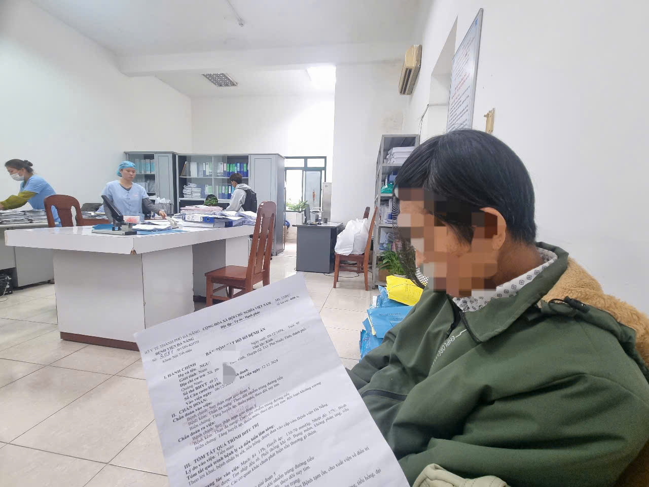 Người dân ở tỉnh Quảng Nam lặn lội ra các bệnh viện ở Đà Nẵng xin sửa tên bệnh để được hưởng chính sách. Ảnh Thanh Hiền. Người dân ở tỉnh Quảng Nam lặn lội ra các bệnh viện ở Đà Nẵng xin sửa tên bệnh để được hưởng chính sách. Ảnh Thanh Hiền.