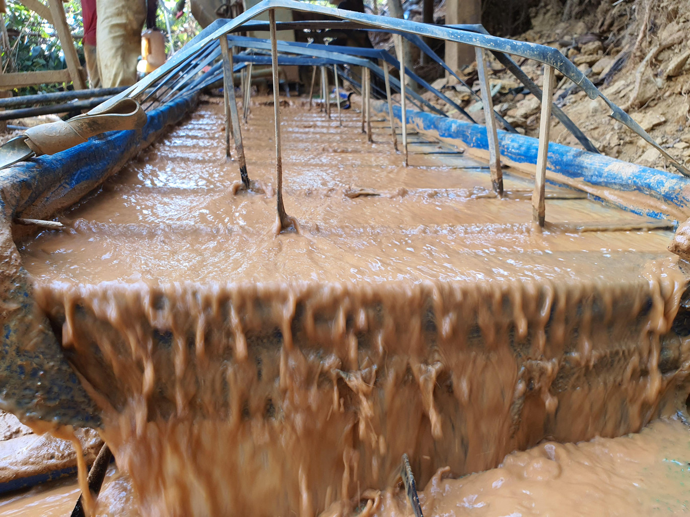 Trong khi đó, lãnh đạo huyện Phú Ninh kiến nghị tỉnh chỉ đạo Công an tỉnh tăng cường lực lượng cùng phối hợp để đẩy đuổi truy quét, lập các chốt chặn đối tượng vận chuyển phương tiện, hoá chất, máy móc, lương thực vào khai thác vàng trái phép.