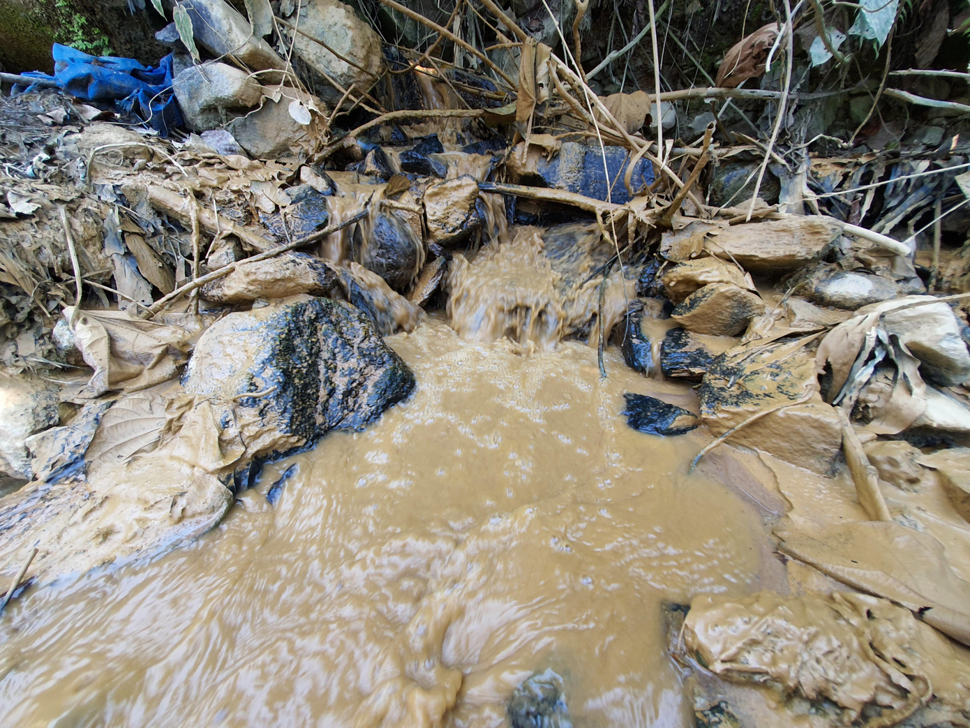 Những lán trại dựng lên, tiếng máy nổ ầm ầm cả ngày lẫn đêm, đất đá đào bới ngổn ngang và hầm hố mọc lên. Đó là cảnh khai thác vàng trái phép tại khu vực Thác Trắng.
