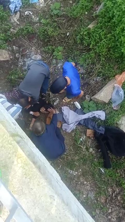 Hai người đàn ông ở Quảng Nam nhảy xuống sông kịp cứu người phụ nữ chới với giữa dòng nước. Hai người đàn ông ở Quảng Nam nhảy xuống sông kịp cứu người phụ nữ chới với giữa dòng nước.