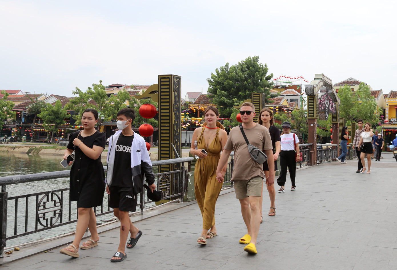 Cầu An Hội bắc qua sông Hoài không còn cảnh chen chân như trước.