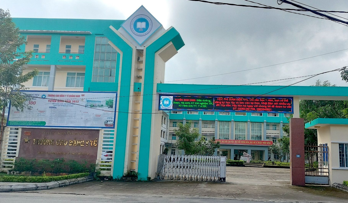 Khoảng 120 học sinh, sinh viên Trường CĐ Y tế Quảng Nam chưa thể nhận bằng tốt nghiệp. Khoảng 120 học sinh, sinh viên Trường CĐ Y tế Quảng Nam chưa thể nhận bằng tốt nghiệp.