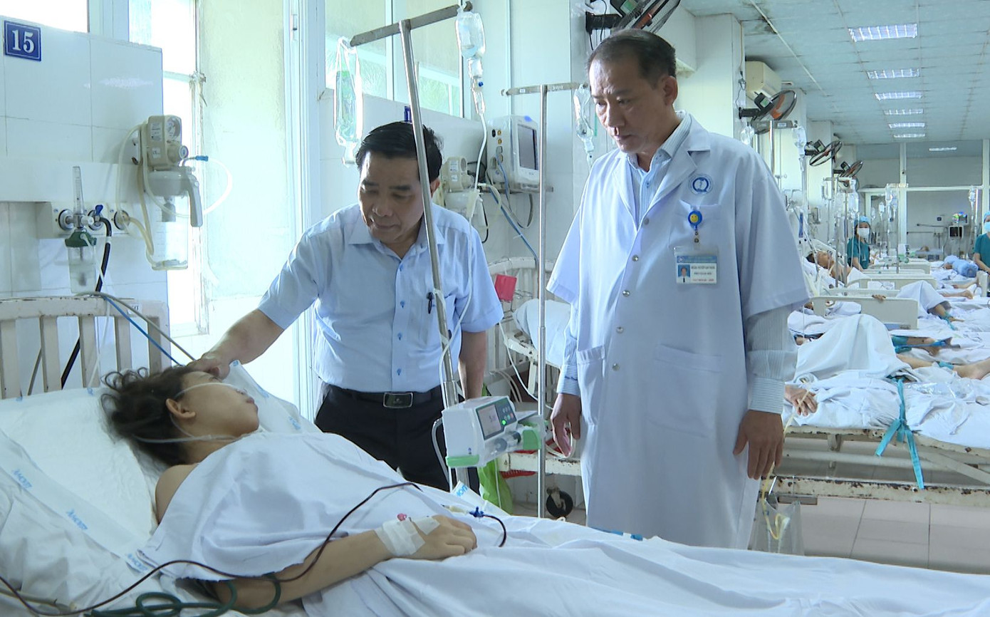 Ông Lê Văn Dũng, Chủ tịch UBND tỉnh Quảng Nam thăm hỏi nạn nhân vụ tai nạn. Ông Lê Văn Dũng, Chủ tịch UBND tỉnh Quảng Nam thăm hỏi nạn nhân vụ tai nạn.