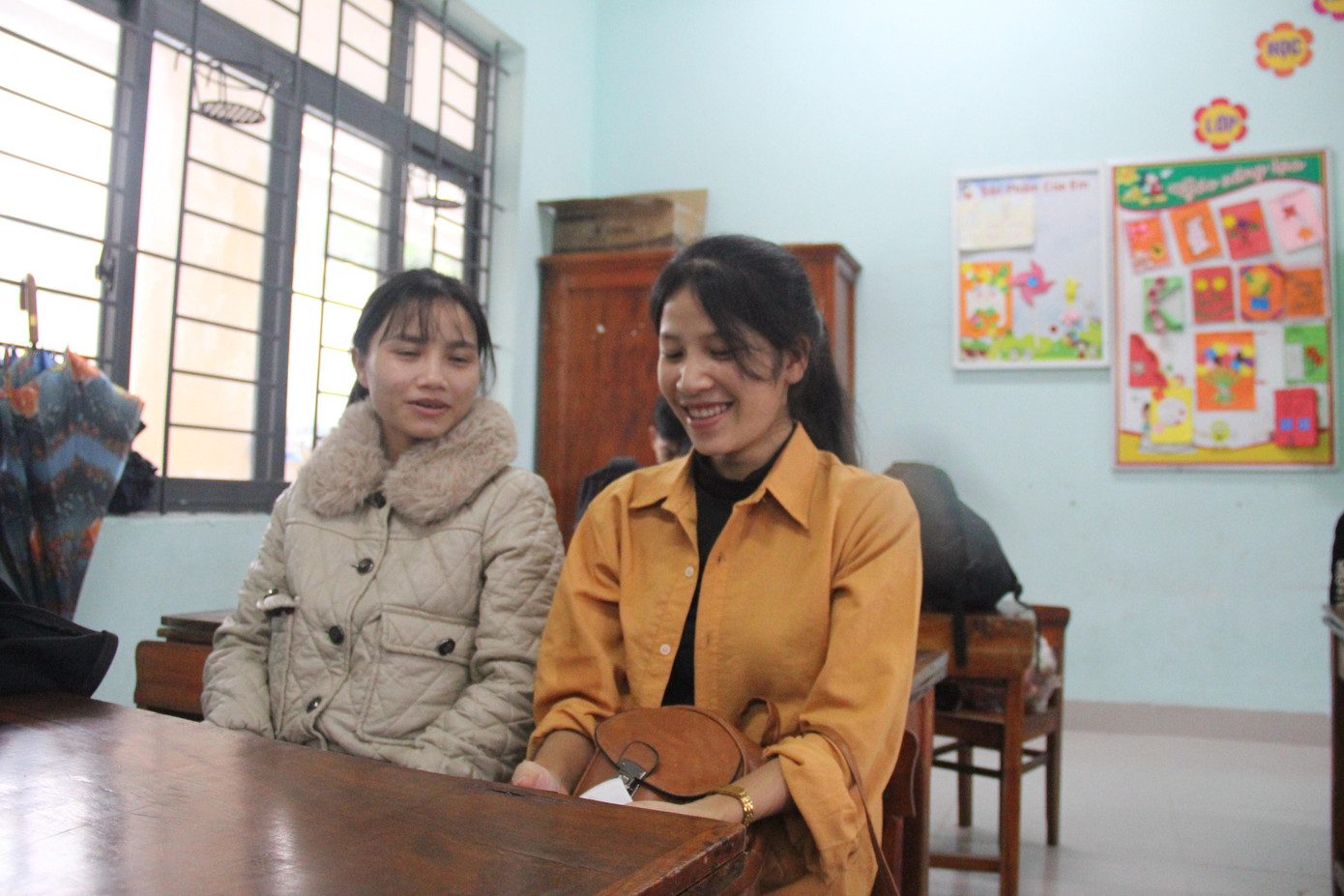 Hai chị em Nguyễn Thị Thắm (18 tuổi) và Nguyễn Thị Don (23 tuổi, quê ở xã Trà Ka, huyện Bắc Trà My, Quảng Nam) chia sẻ, hai chị em chỉ vội ăn tạm gói mì tôm trước khi chạy lên khu trú bão. “Sáng nay công ty còn làm, khi về thì tụi em được thông báo lên đây trú bão cho an toàn nên vội chạy đi luôn cho kịp”, Don nói.