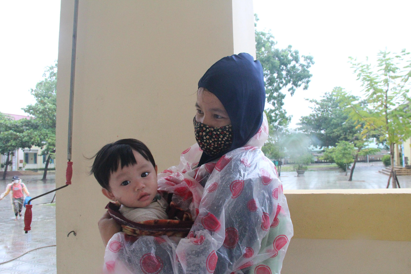 Mẹ con chị Hồ Thị Son, quê ở Bắc Trà My, làm việc tại Công ty Panko Tam Thăng kịp chạy về nơi tránh trú.