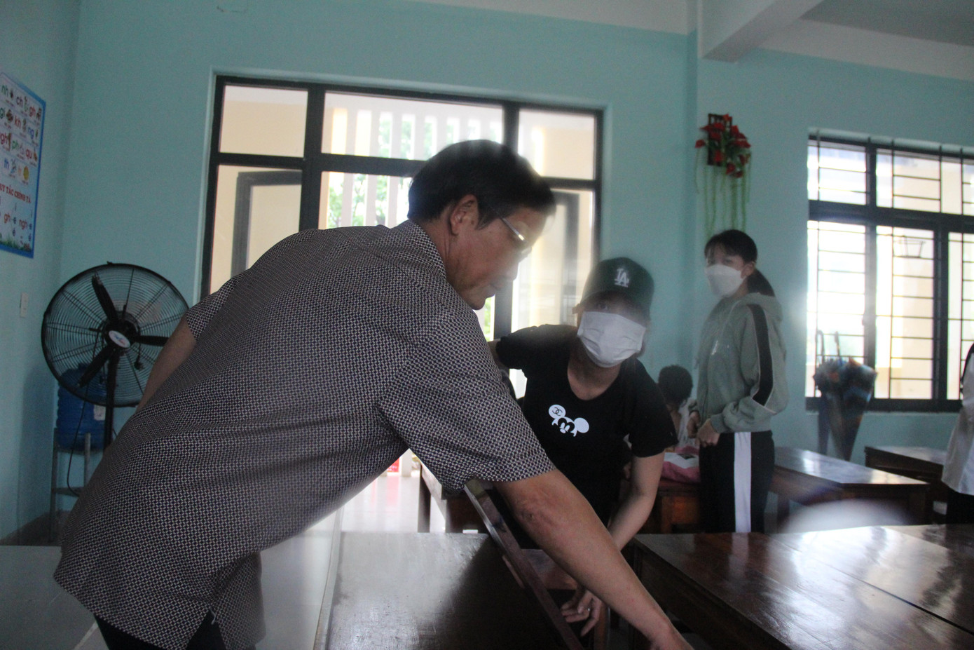 Bàn ghế được xếp lại làm chỗ nghỉ tạm cho mọi người đến trú bão.