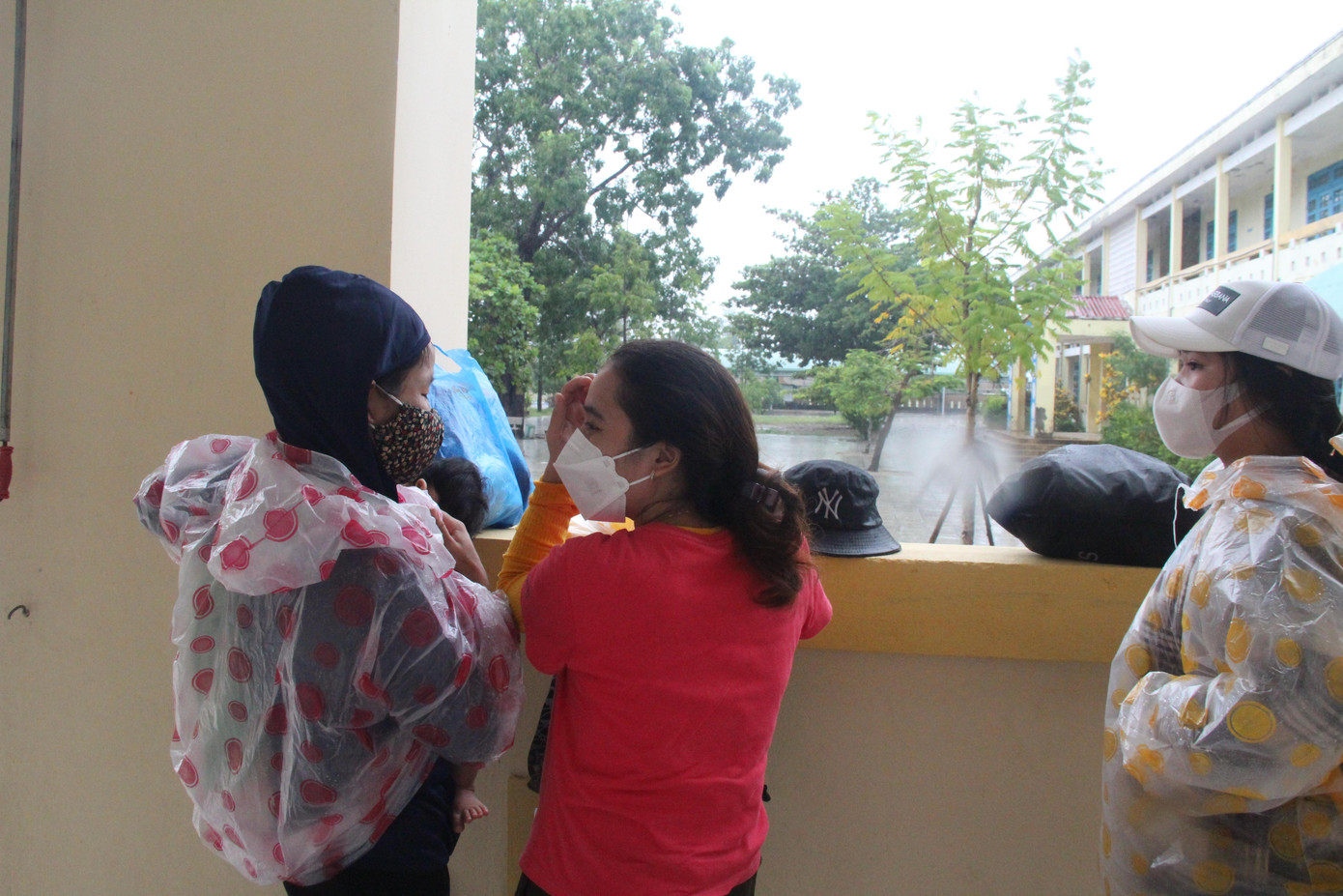 “Sợ lắm, bão mạnh thế này ở trọ không yên tâm. Mình phải nhờ một em ở trọ cùng chở hai mẹ con đến, vào đến đây kịp vậy là cũng yên tâm rồi” – chị Son nói.