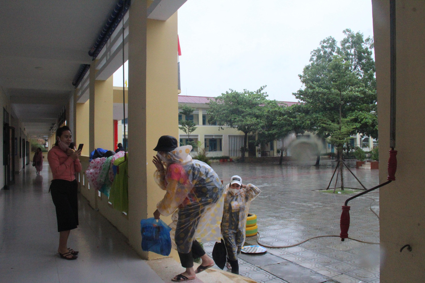 Sau buổi làm việc sáng, trưa 27/9, nhiều công nhân các khu công nghiệp ở Quảng Nam tất tả gói đồ di chuyển đến khu tránh trú.